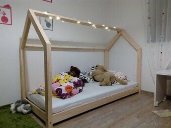 Dětská postel ve tvaru domečku