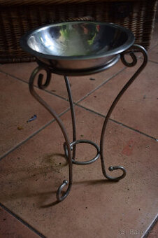 Kovový stojan s nádobou na květiny, obal na květináč