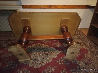 Rustikální jídelní stůl z masivního dřeva