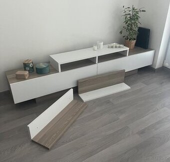 Komoda pod TV s poličkami