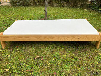 Jednolůžková postel z masivu 90x200cm, matrace a rošt
