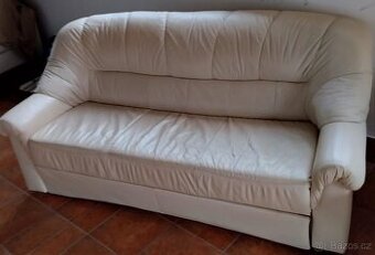 Celokožená sedací souprava.