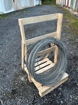 Pevný zinkový napínací drát