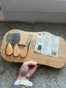 Prkénko na krájení sýrů