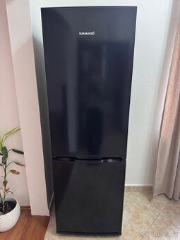 Černá lednice značky SNAIGÉ