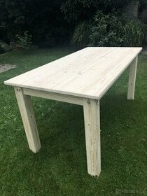 Dřevěný masivní stůl