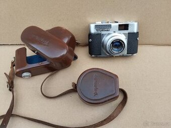 Starý fotoaparát Voigtlander s pouzdrem