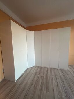 Rohová sestava- skříně do obývacího pokoje IKEA