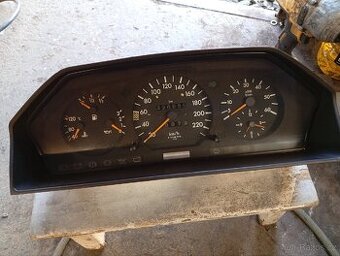 Budíky mercedes w124 300D turbo.