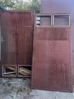 Dvoukřídlá kovová vrata zateplená – 2,40 × 2,40 m