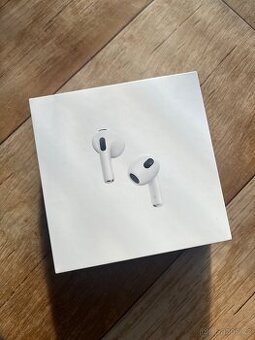 Apple AirPods (3. generace) s MagSafe nabíjecím pouzdrem
