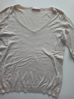 Lehký dámský svetřík zn. Camaieu, vel. M - přes hlavu, do V