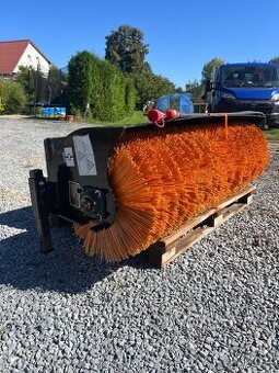 Štětkový zametač noví na smykový nakladač