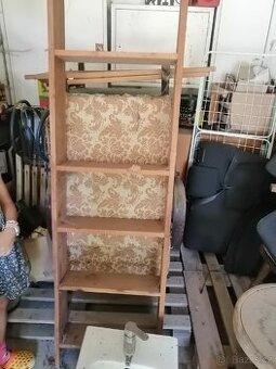 Drevene policky, vesak a zidle