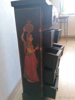 Ručně vyrobená a malovaná dřevěná skrinka, asi z Indie