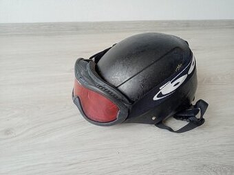 Lyžařská helma s brýlemi