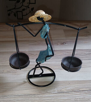 Dekorační kovový svícen Africká žena s kloboukem