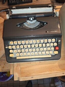 Prodám starý psací stroj
