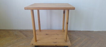 Malý dřevěný stolek na kolečkách 50 x 40 x 52 cm