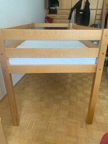 zvýšená postel (s poličkou)