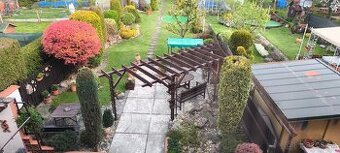 Kovová pergola v rozebraném stavu