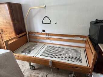 Nemocniční zdravotní postel polohovací – jezdí nahoru a dolu