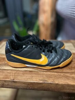 Chlapecké sportovní boty do haly, sálovky, 35 nike