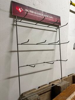 Závěsné kovové regály