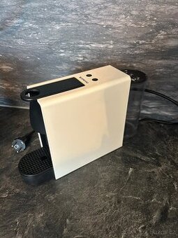 Kavovar Nespresso essenza mini piano