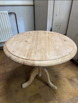 Kulatý masivní stolek, drásaná Pinie