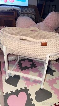 Háčkovaný mojžíšův koš se stojanem - houpací