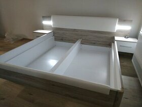 Prodám postel s nočními stolky ( + osvětlení)