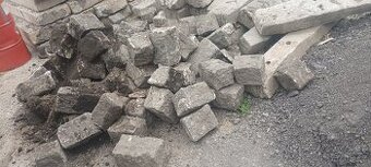Žulové obrubníky.