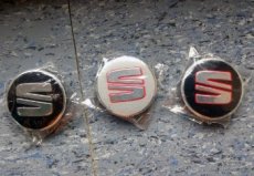 středové krytky Seat 56mm černé stříbrné červené pokličky