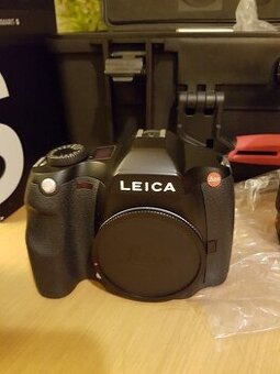 Leica S2 střední formát se 2 objektivy