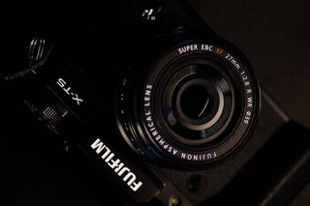 Fujifilm X-T5 + XF33f1.4 + XF27f2.8 WR