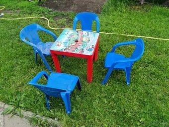 4 dětské židle a stolek