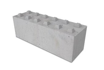 Dělník ve výrobě betonových výrobků