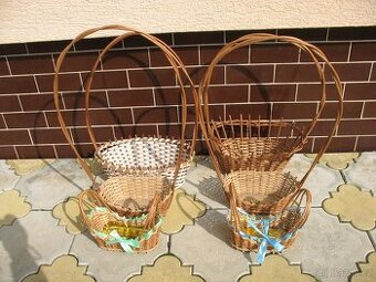Košíky proutěné pletené na dárky.