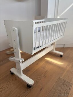 Detská postielka s funkciou kolísania