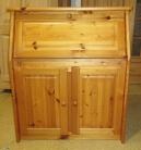 Americký psací stůl z borovice - celomasiv - Výborný stav