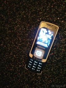 Samsung SGH-F330 s velkým množstvím příslušenství