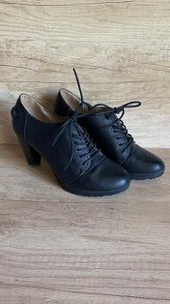 39, Boty na vysokém podpatku, Asylum