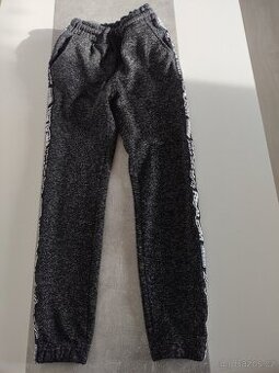 Prodám teplé chlapecké tepláky vel. 146/152