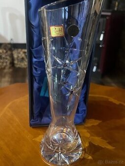 Křišťálová váza osazena českým granátem  obsahem olova