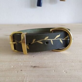 Ručně malovaný zeleno zlatý kožený obojek