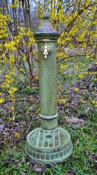 Vodovodní sloupek - kašna - litinová výlevka - zelená