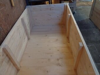 Vyvýšené záhony a truhlíky z masivu