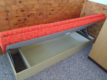 Postel s úložným prostorem