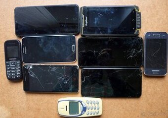 Staré mobilní telefony 9 ks.